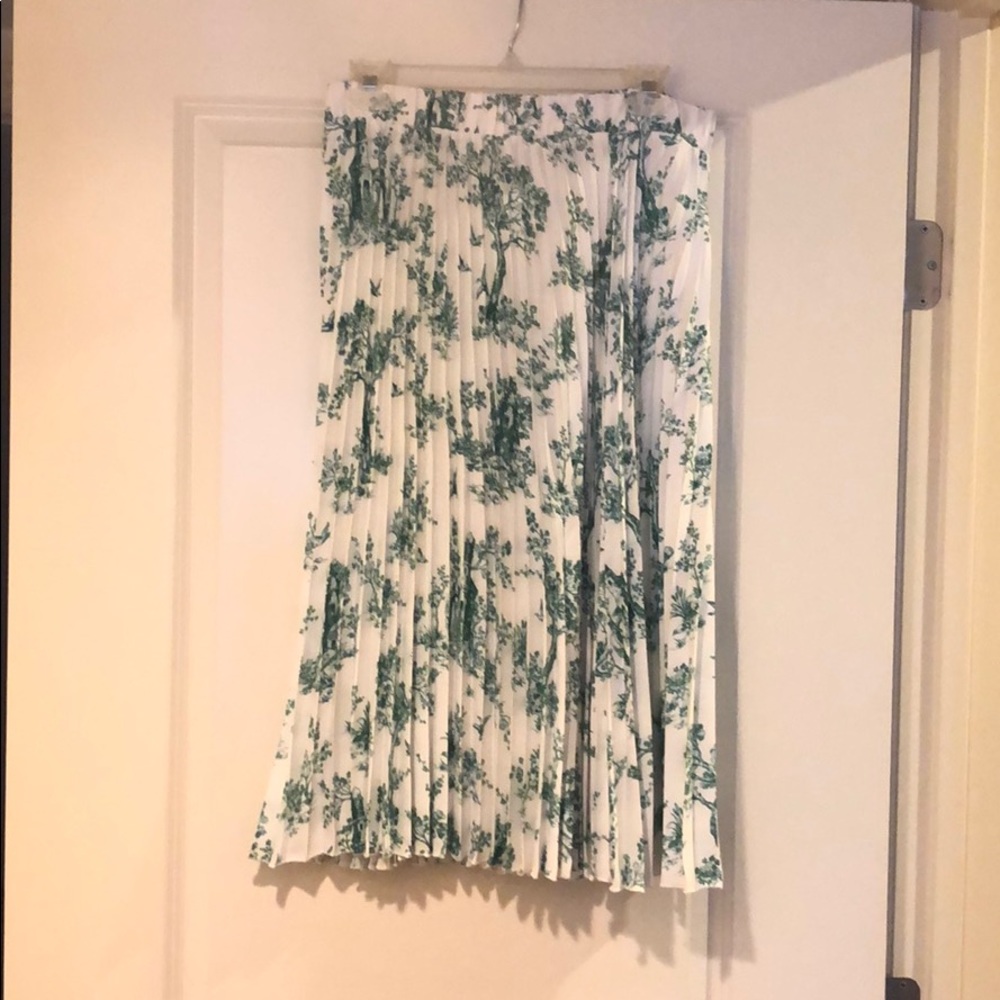 H & M pleated skirt - like new